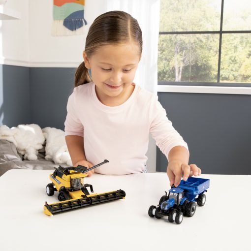 1/64 New Holland CR8.90 SmartTrax Combine Set with, Tractor & Grain Cart - Image 2