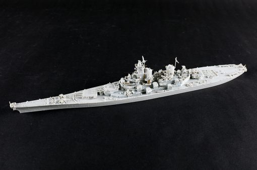 Trumpeter 1:700 U.S.S Iowa BB-61 - Image 5
