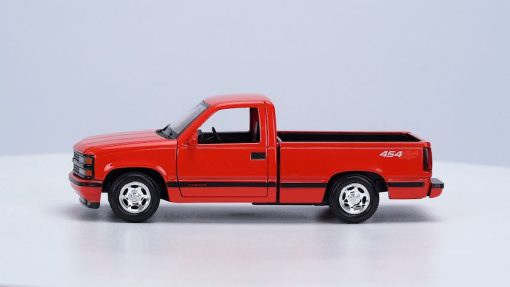 1/24 - Assembly Line 1993 Chevrolet 454 SS Pick-up (Red) - Maisto - Image 5